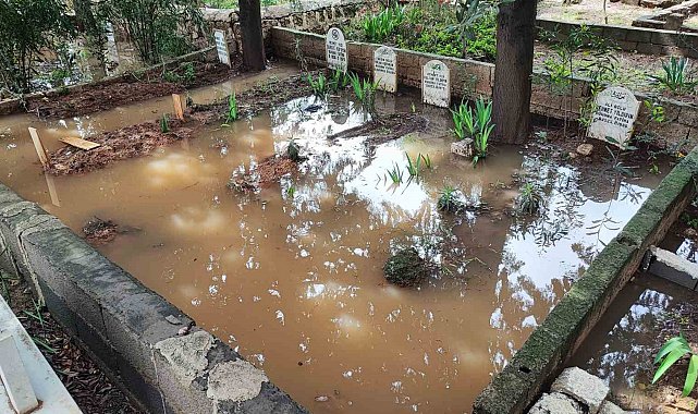 Adana'da mezarlık sular altında kaldı, vatandaşlar mezara poşetle girdi