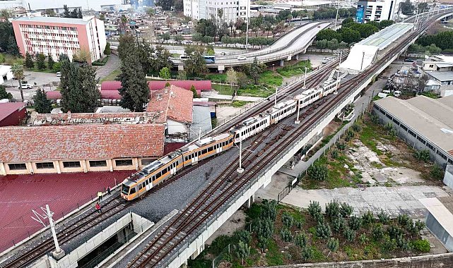 Adana'da raydan çıkan metro vagonu direğe çarptı