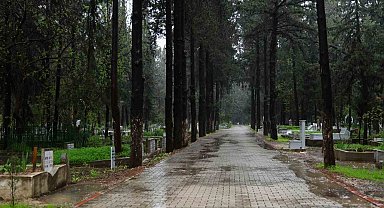Adana'da şiddetli yağış nedeniyle arife günü mezarlıklar boş kaldı