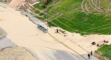 Adana'da yağmur hayatı felç etti: Dereler taştı, yollar göle döndü