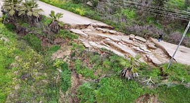 Adana'da yağmur heyelana neden oldu, yol çöktü
