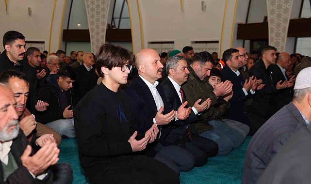 Adıyaman'da bayram namazı sonrası protokol vatandaşlarla bayramlaştı