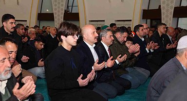 Adıyaman'da bayram namazı sonrası protokol vatandaşlarla bayramlaştı