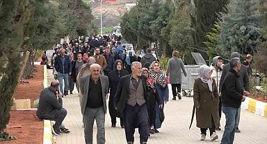 Adıyaman'da deprem şehitliğine bayram ziyareti