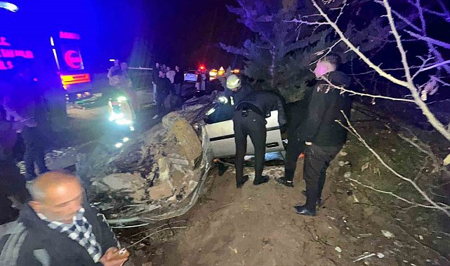 Adıyaman'da otomobil şarampole yuvarlandı: 2 yaralı