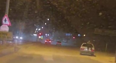 Adıyaman'da tepki çeken görüntü: Seyir halindeki otomobilin bagaj kısmına oturarak ilerledi