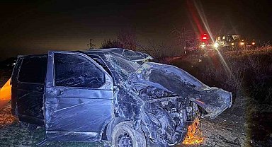 Ağaca çarpan kamyonette 4 kişi yaralandı