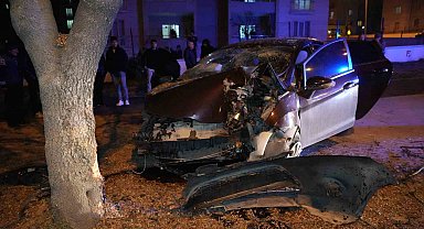 Ağaca çarpan otomobil hurdaya döndü: 3 yaralı