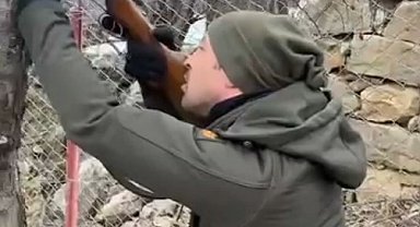 Ağaca takılan dronu tüfekle dala ateş ederek kurtardılar