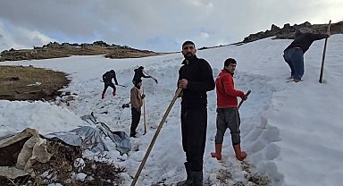 Ağrı Dağı eteklerinde kar depolama mesaisi