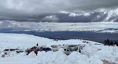 Ağrı Dağı'nda kaybolan kadın dağcıyı arama çalışmaları sürüyor