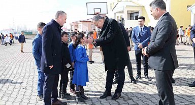 Ağrı Valisi Bozkurt, okullarda incelemelerde bulundu