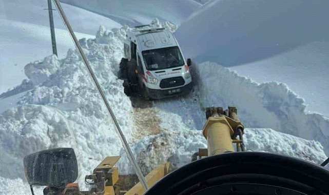 Ağrı'da 2 metrelik karda zamanla yarış: Mahsur kalan hasta kurtarıldı