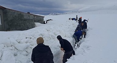 Ağrı'da köylüler sel riskine karşı karı kürekle yararak su yolu açtı