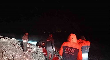 Ağrı'da tipi nedeniyle şarampole kayan araçtaki 2'si çocuk 4 kişi kurtarıldı