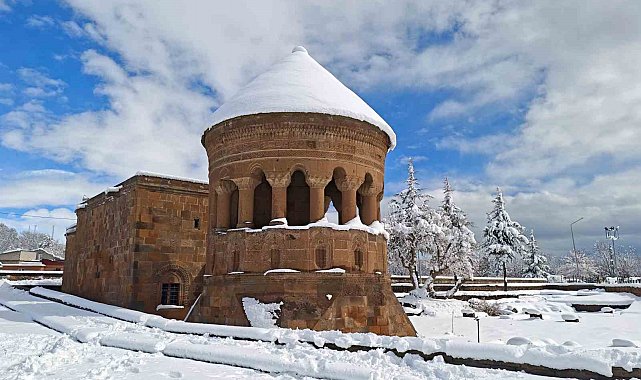 Ahlat'ta tarih beyaza büründü