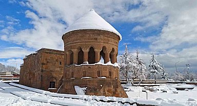 Ahlat'ta tarih beyaza büründü
