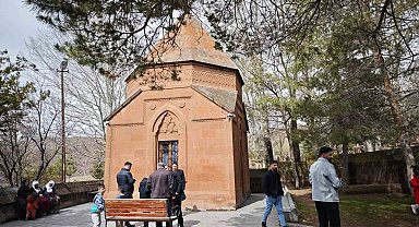 Ahlat'taki türbeye bayramda ziyaretçi akını