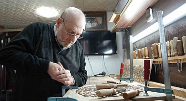 Ailesinin asırlık sanatını evinin kilerinde yaşatıyor: Ayetleri ahşaba ilmek ilmek işliyor