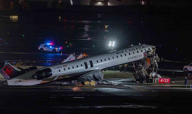 Air Canada Express'e ait jet, iniş sırasında hizmet aracıyla çarpıştı: 2 ölü