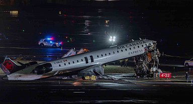 Air Canada Express'e ait jet, iniş sırasında hizmet aracıyla çarpıştı: 2 ölü
