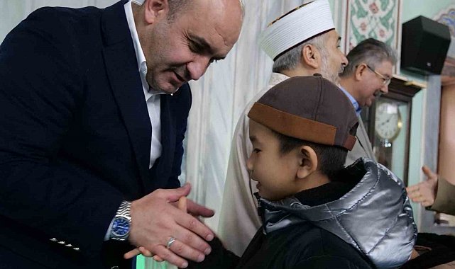 AK Parti İl Başkanı Gürhan Albayrak, Reşadiye Camii'nde vatandaşlarla bayramlaştı