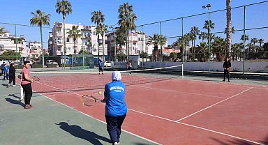 Akdeniz Belediyesinin tenis kursu genç yetenekleri yetiştiriyor