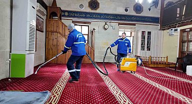 Akdeniz'de bayram öncesi camilerde yoğun temizlik mesaisi
