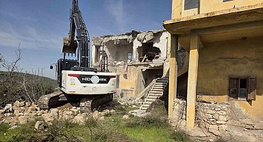 Akdeniz'de metruk binalar bir bir yıkılıyor