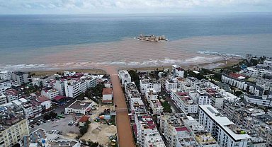 Akdeniz'e akan sel suları Kızkalesi çevresini kahverengiye bürüdü