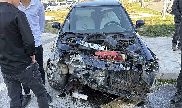 Aksaray'da iki otomobil çarpıştı: 2 yaralı