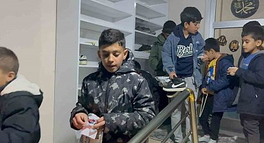 Aksaray'da teravih namazına gelen çocukların ayakkabılarına harçlık konuldu
