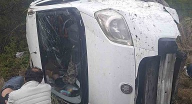 Akseki-Manavgat Karayolunda hafif ticari araç şarampole devrildi: 1'i ağır 6 yaralı