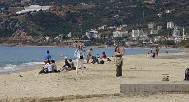 Alanya'da bayram arifesinde hava sıcaklığı 20 dereceye ulaştı, tatilciler soluğu sahilde aldı