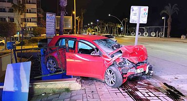 Alanya'da iki otomobil çarpıştı: 3 yaralı