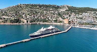 Alanya'ya Fransız bayraklı kruvaziyer demir attı