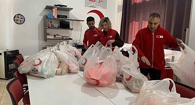 Alaşehir'de Kızılay'dan çocuklara bayram hediyesi