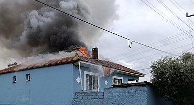 Alaşehir'de korkutan ev yangını