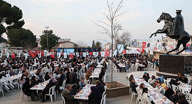 Alaşehir'de yüzlerce kişi iftarda buluştu