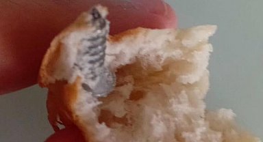 Aldığı ekmeğin içerisinden vida çıktı