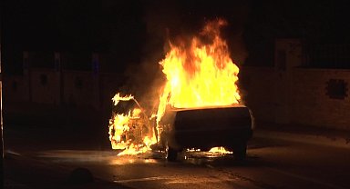 Alev topuna dönen Tofaş'tan geriye demir yığını kaldı