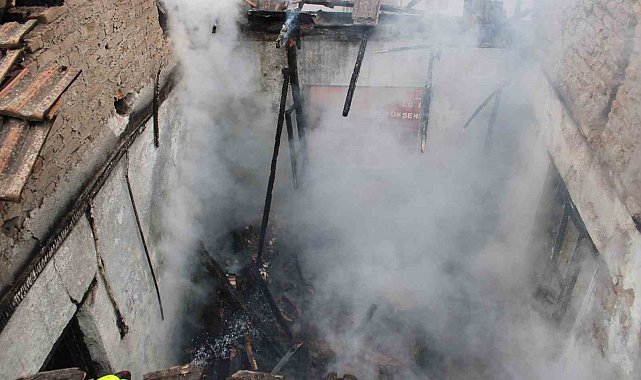 Alevler evi sardı, mahallede panik yaşandı