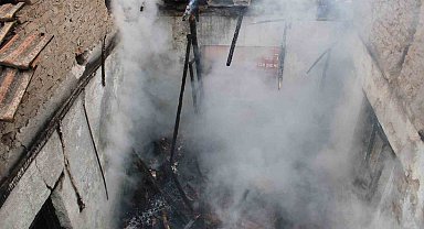 Alevler evi sardı, mahallede panik yaşandı