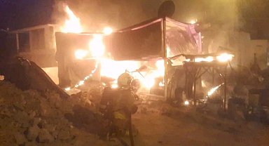 Alevlere teslim olan konteyner yanarak kullanılamaz hale geldi