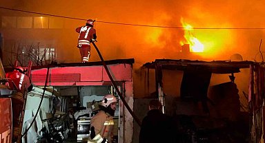 Alevlerin geceyi aydınlattığı yangında ev ve otomobil küle döndü