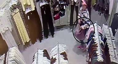 Alışveriş merkezinde çocuğunun yanında hırsızlık yapan kadın kamerada