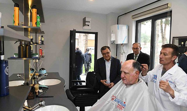 Altıeylül Belediyesi'nden emeklilere "Halk Berberi" hizmeti