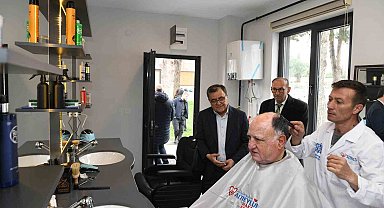 Altıeylül Belediyesi'nden emeklilere "Halk Berberi" hizmeti