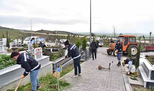Altıeylül'de bayram öncesi mezarlıklarda yoğun mesai