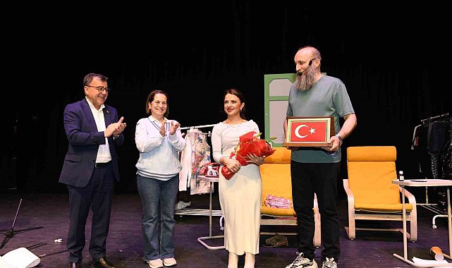 Altıeylül'de tiyatro dolu gece